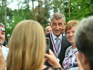 Premiér je překvapen. Čím víc peněz dáváme, tím jsou lidé nespokojenější, říká