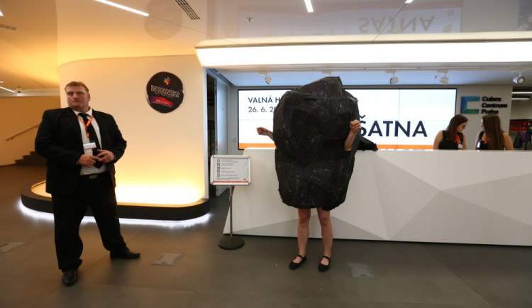 FOTO: Greenpeace vtrhlo na valnou hromadu ČEZ. Jedna z aktivistek přišla v převleku za uhlí