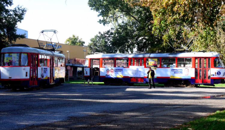 Zloděj se vloupal do tramvaje „u letadla“. Ukradl autonabíječku a šlapací autíčko 