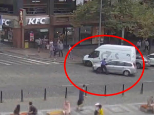 VIDEO: Řidič v Praze vezl na kapotě strážníka, když ujížděl od přestupku