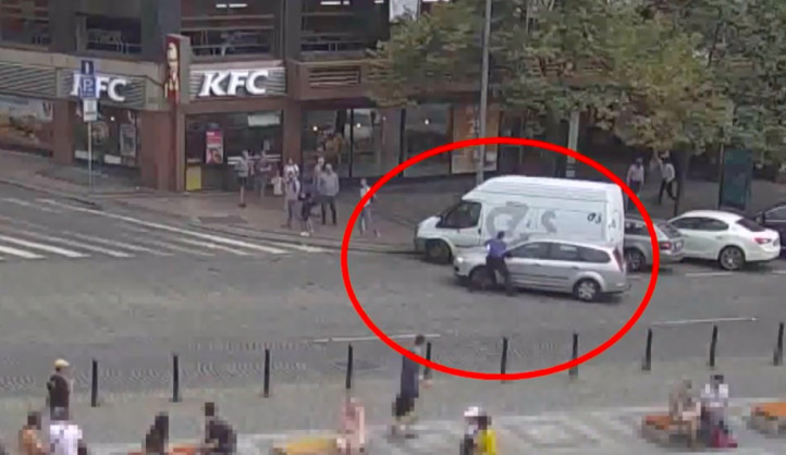 Řidič v Praze vezl na kapotě strážníka, když ujížděl od přestupku.