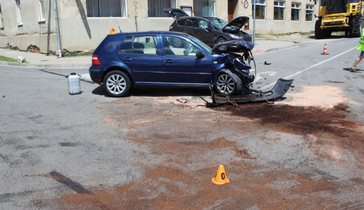 FOTO: Mladík nedal přednost autu na hlavní silnici. Po střetu auto začalo hořet a čtyři lidé se zranili