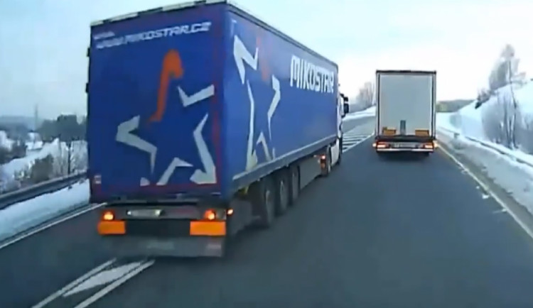 VIDEO: Česko vydalo do Německa řidiče kamionu, který nebezpečně předjížděl. Je obviněn z pokusu o vraždu