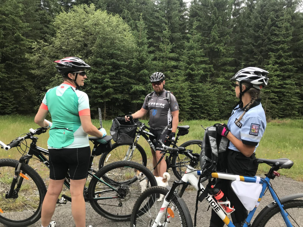 Policejní cyklohlídky brázdí Šumavu. Dohlížejí zejména na bezpečnost.