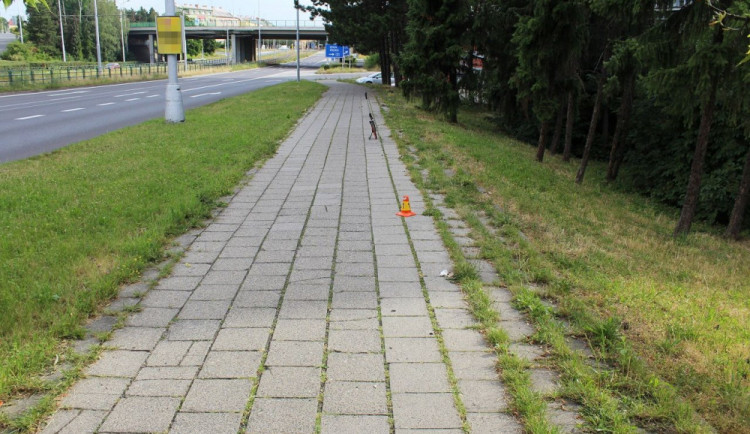 Policie pátrá po cyklistovi, který narazil do cyklistky na chodníku u Hotelového domu a z místa odešel