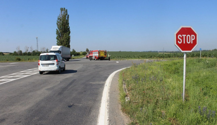 Motorkář se zranil při nehodě na křižovatce u Velkého Týnce. Policie hledá svědky