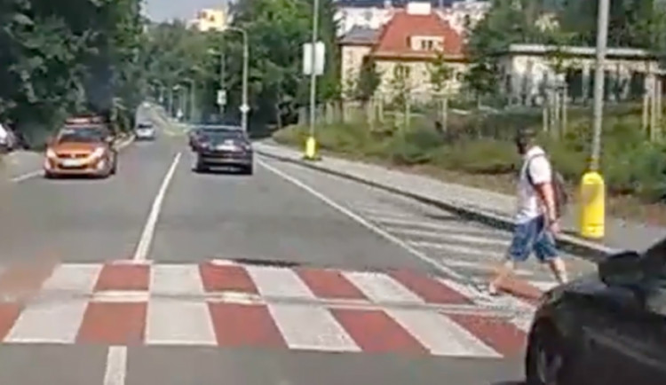 Sanitka mířila k vážnému případu, chodec se sluchátky ji asi ani nezaregistroval.