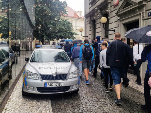 Pamětní bankovky s Karlem Gottem lidé vykoupili během čtyř hodin. Při čekání ve frontách musela zasahovat i policie