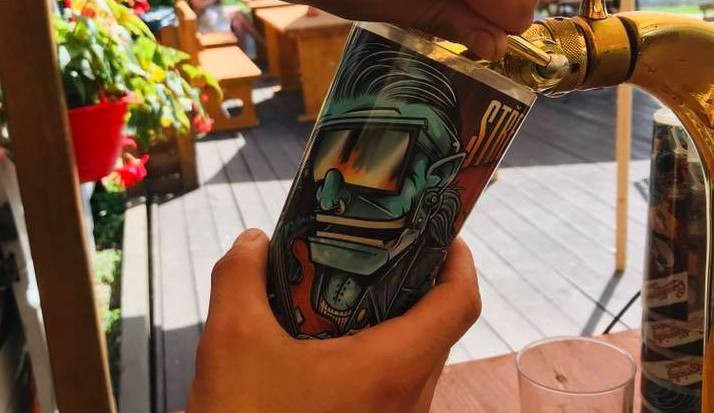 Lidé si zvykají na vratné kelímky. Podnikům ale přibyla práce.