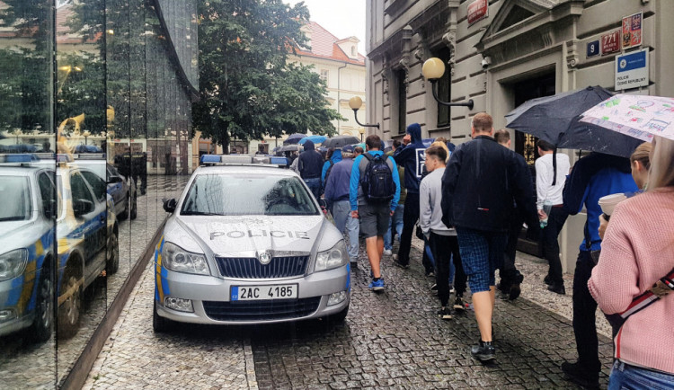 Fronty na eurobankovku s Karlem Gottem v Praze