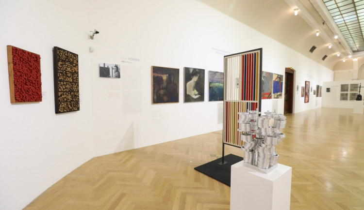 Nezlomní. Obecní dům v Praze zahájil jedinečnou výstavu, která představuje možný průřez českým uměním minulého století