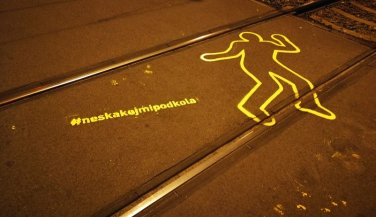 Lidské siluety varují Pražany před vstupem do tramvajové trati.