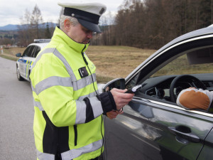 Do roku 2025 má u dálniční policie přibýt 750 služebních míst