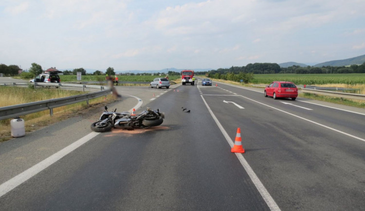 Řidička přehlédla motorkáře na hlavní silnici. Po střetu skončil v nemocnici