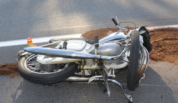 U Olomouce se čelně srazil motorkář s Fabií. Nehoda si vyžádala tři zraněné