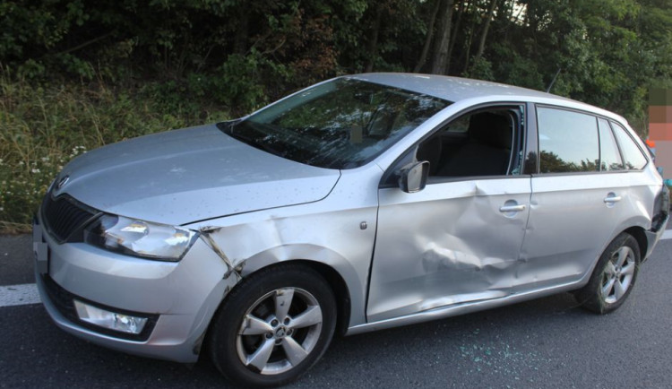 Náklaďák se na dálnici srazil s osobním autem. Vznikla škoda za 190 tisíc