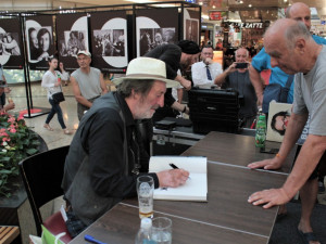 Bolek Polívka na křestu své knihy.