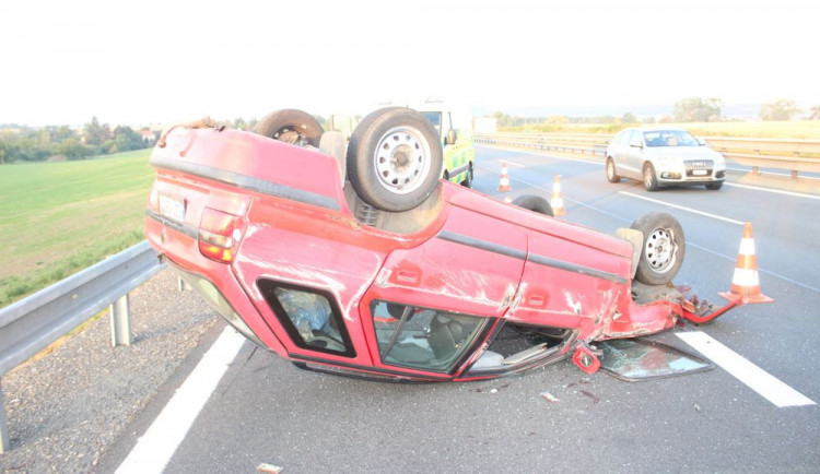 Řidič dnes ráno usnul na dálnici. Po nárazu do svodidel se auto převrátilo na střechu
