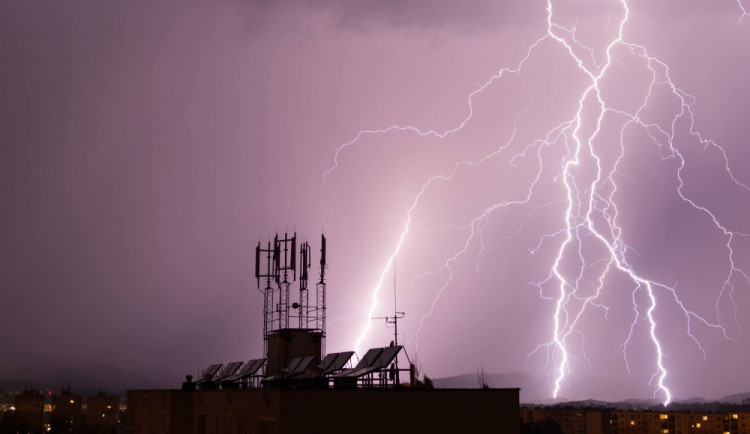 Česko o víkendu zasáhnou silné bouře s krupobitím