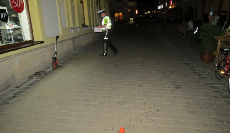 Při srážce dvou cyklistů se jeden zranil a druhý odjel po odjezdu záchranářů. Hledá ho policie