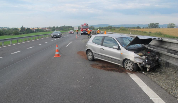 Řidič usnul na dálnici. Auto narazilo do svodidel a spolujezdkyně skončila v nemocnici