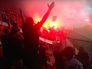 VIDEO: Slavia pátrá po chuligánech, kteří hodili pyrotechniku do diváků