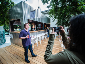 Manifesto má druhou pobočku, kde zaplatíte jen kartou.