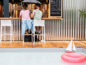 Manifesto má druhou pobočku, kde zaplatíte jen kartou.