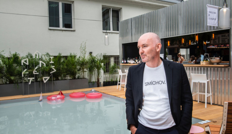 Manifesto má druhou pobočku, kde zaplatíte jen kartou.