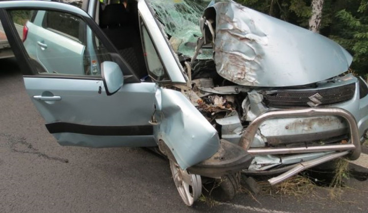 FOTO: Senior usnul za volantem. Narazil do stromu a skončil v nemocnici