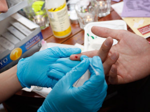 Za půl roku přibylo v Česku 121 nakažených virem HIV