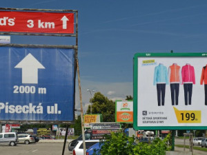 Reklamní firmy odstraňují billboardy u pražských silnic