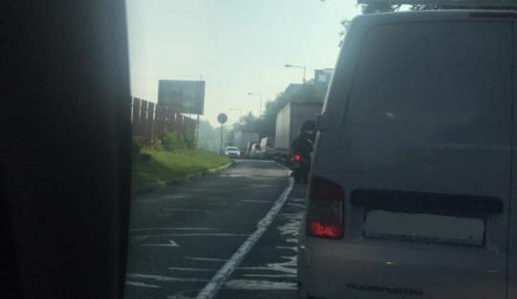 AKTUÁLNĚ: Nehoda uzavřela dálnici u Globusu. Doprava je svedena na Neředín