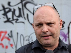 Čistič Karlova mostu dnes v Olomouci představil technologii odstraňování graffiti.