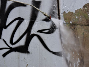 Čistič Karlova mostu dnes v Olomouci představil technologii odstraňování graffiti.