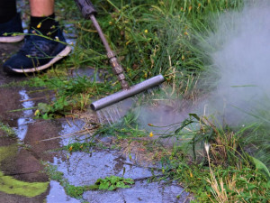 Čistič Karlova mostu dnes v Olomouci představil technologii odstraňování graffiti.