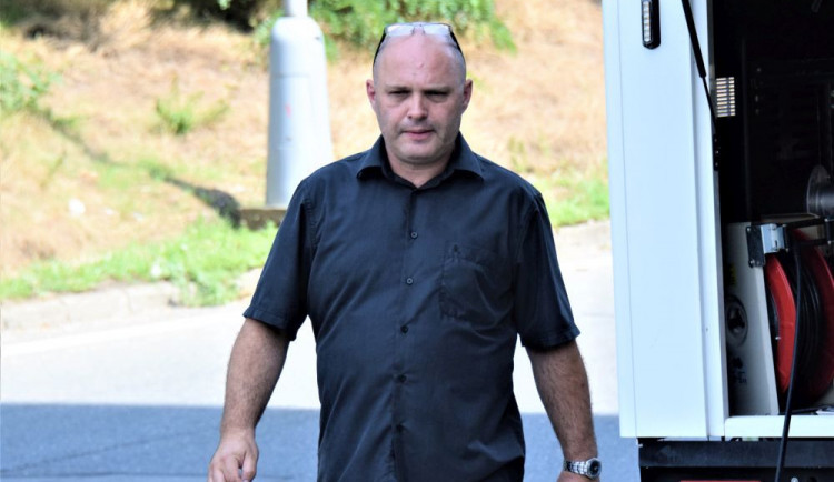 Čistič Karlova mostu dnes v Olomouci představil technologii odstraňování graffiti.