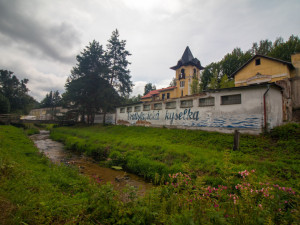 FOTO: Ve Vratislavické kyselce začíná rekonstrukce. Minerálka se bude stáčet nejdřív za tři roky