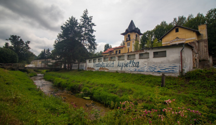 Ve Vratislavické kyselce začíná rekonstrukce. Minerálka se bude stáčet nejdřív za tři roky.