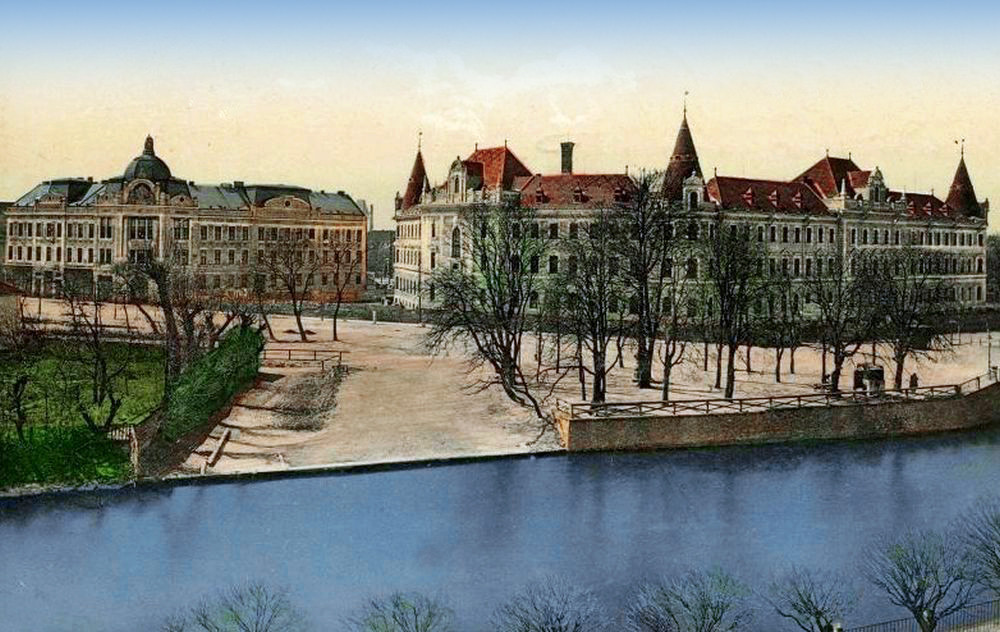 Levý břeh Malše po roce 1903 s přístavištěm, okresním domem a justičním palácem.