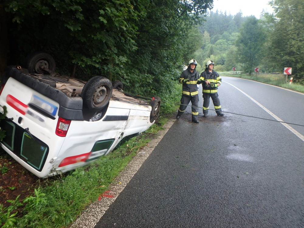 rofesionální hasiči z Trutnova a dobrovolná jednotka z Hostinného odstraňovali následky dopravní nehody osobního vozidla, které skončilo mimo vozovku převrácené na střechu