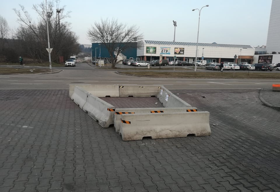 Betonové bloky se u Hokejové haly mládeže objevily letos v zimě