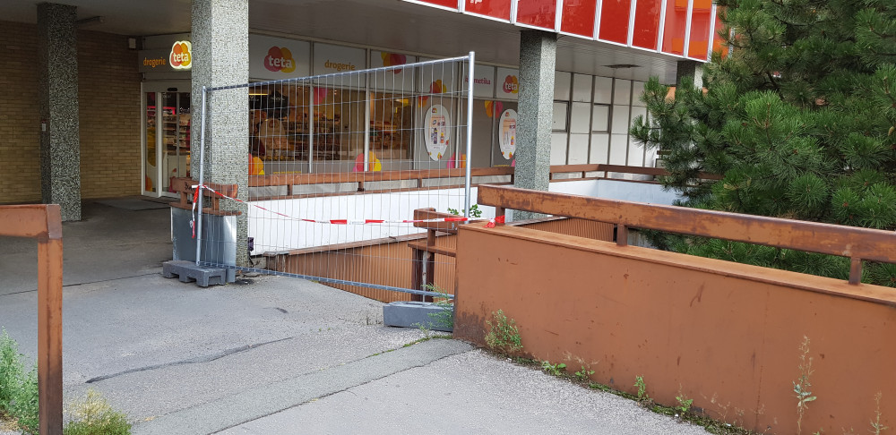 Ulice se místním rozpadá před očima.