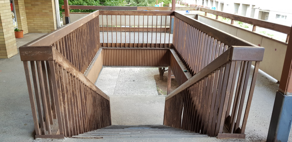 Ulice se místním rozpadá před očima.