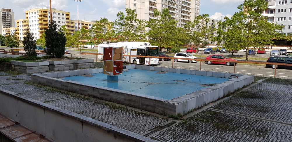 Ulice se místním rozpadá před očima.