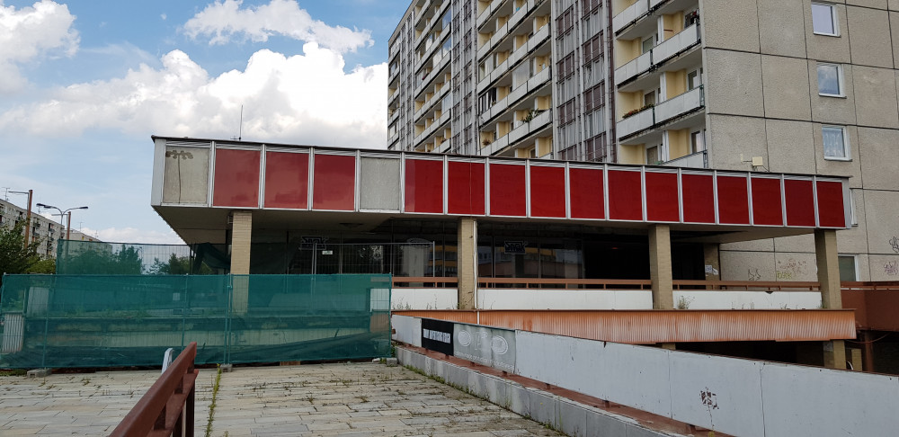 Ulice se místním rozpadá před očima.