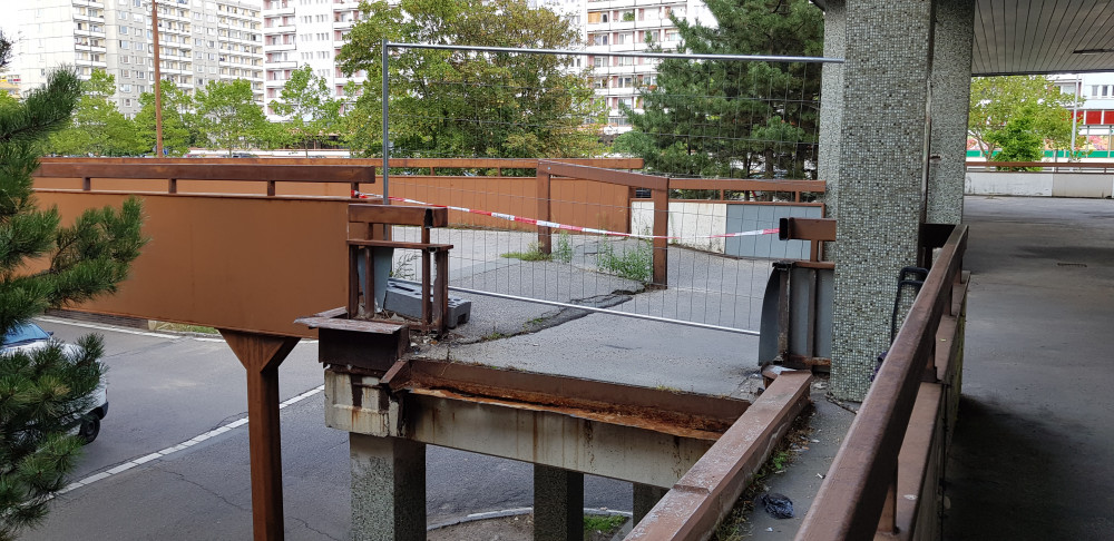 Ulice se místním rozpadá před očima.