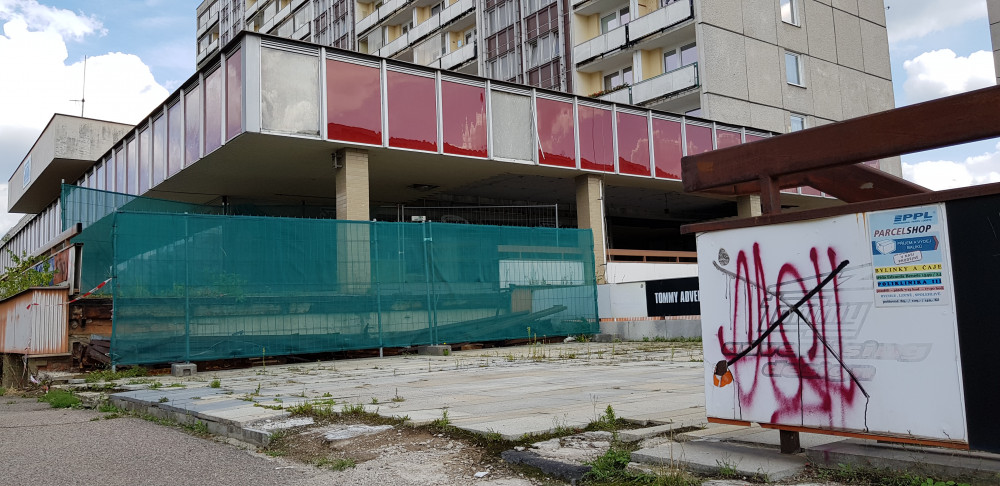 Ulice se místním rozpadá před očima.