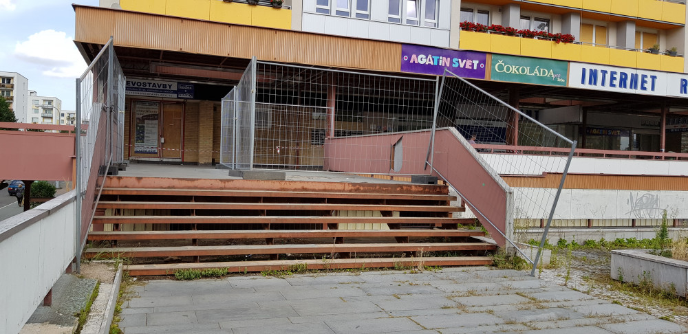 Ulice se místním rozpadá před očima.