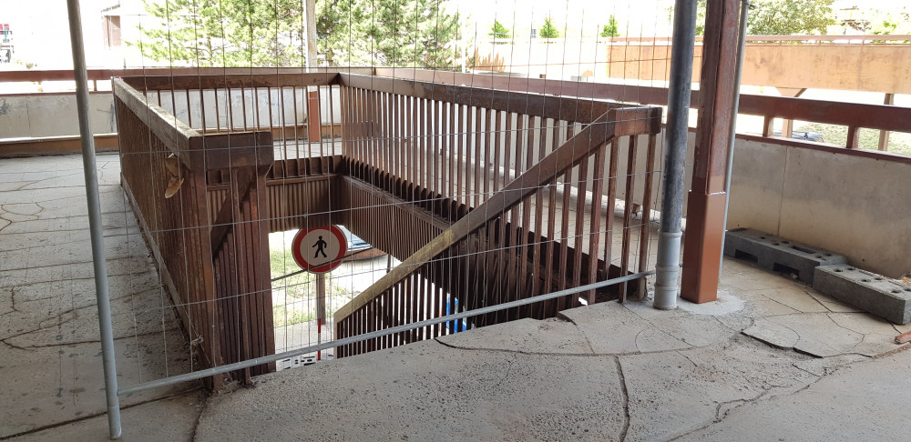 Ulice se místním rozpadá před očima.